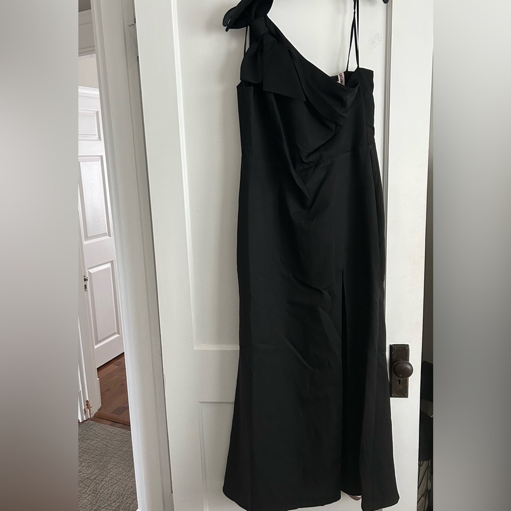 Elegant Black Sleeveless Dress - Picture 9 of 10